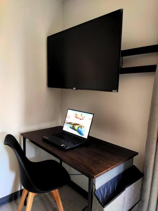 Moderna Cabaña con tinaja caliente