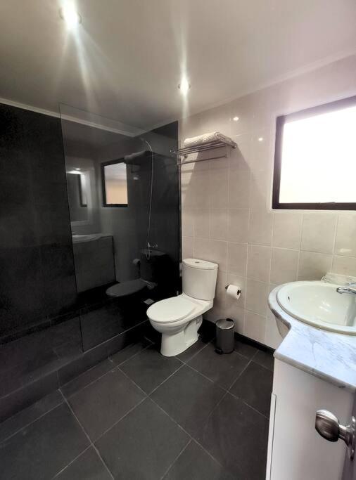Moderna Cabaña con tinaja caliente