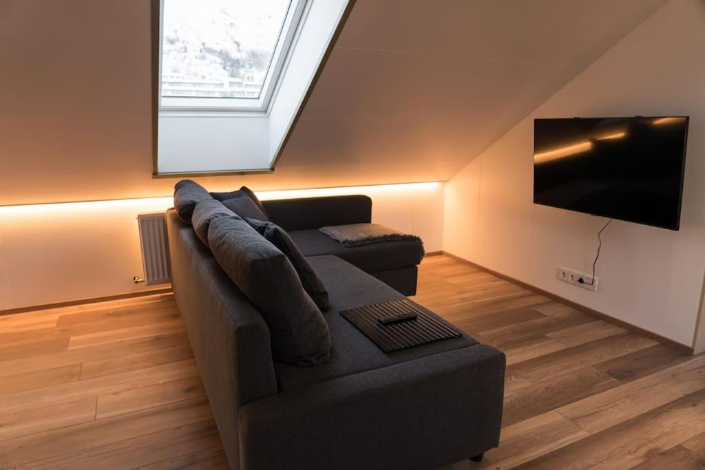 Scenic Penthouse - Ocean view & skylight windows