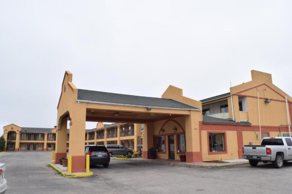 Hotel Delux Inn - Image 1