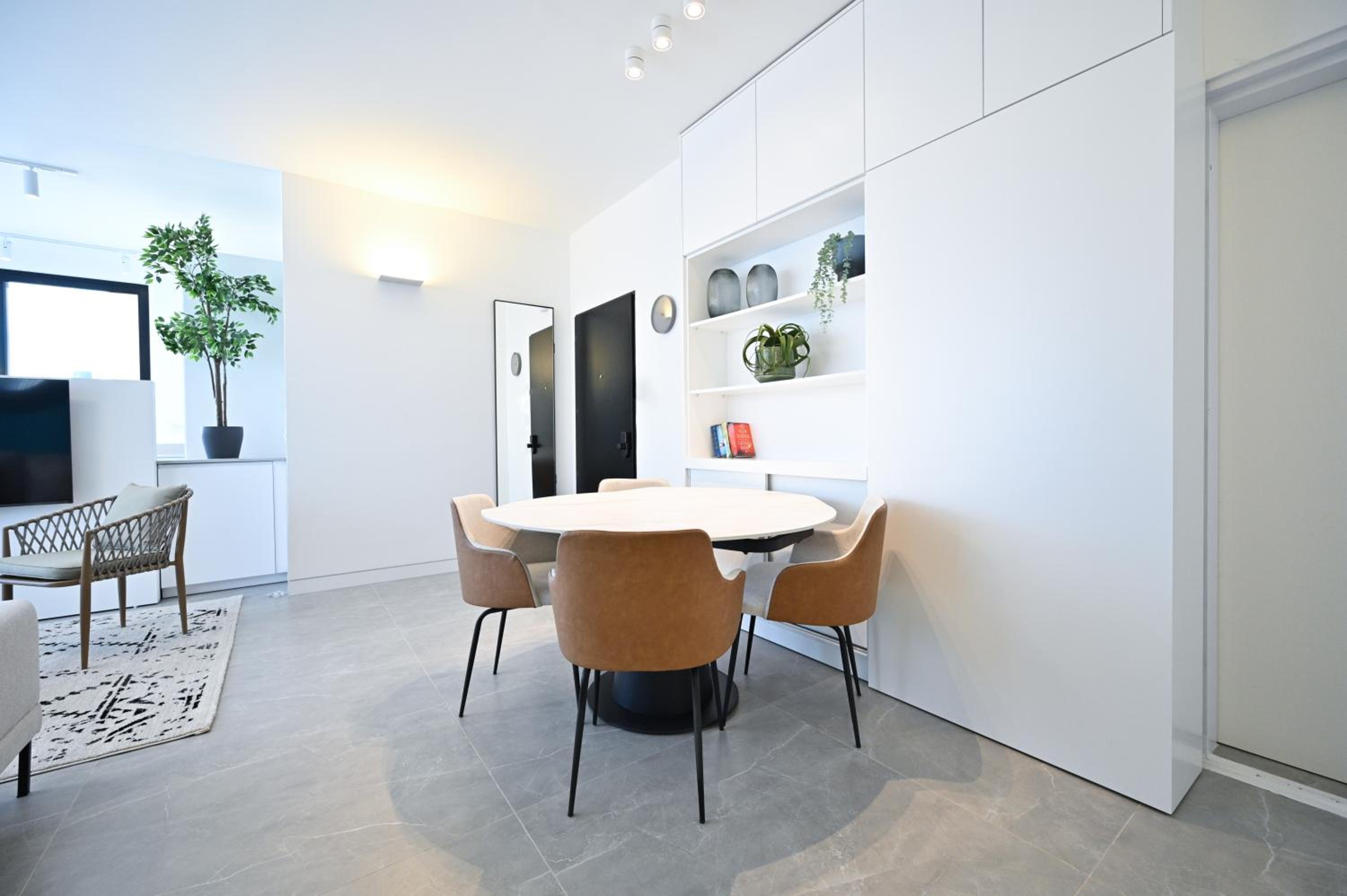 Stylish Oasis 2BR near the beach by HolyGuest view 3