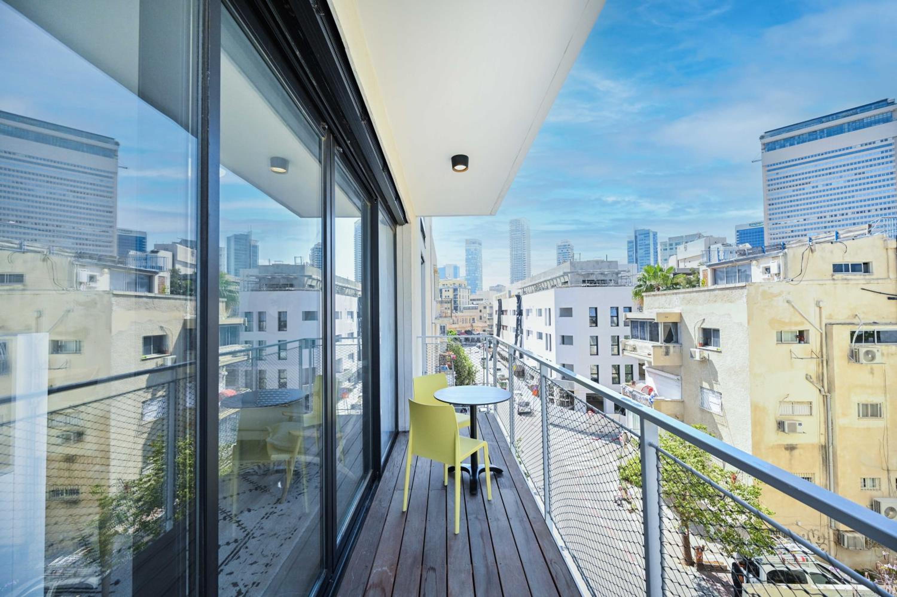 Stylish Oasis 2BR near the beach by HolyGuest view 5