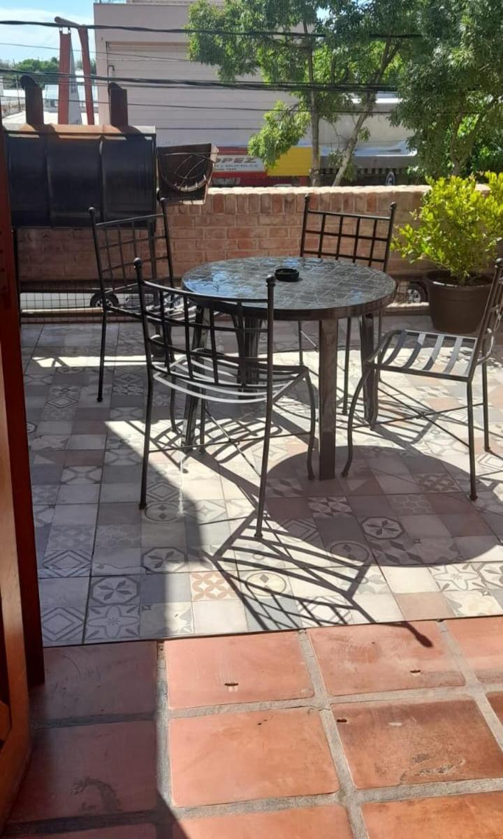 Departamento céntrico en San Martín, amplio, con aire acondicionado y cochera privada - Image 4