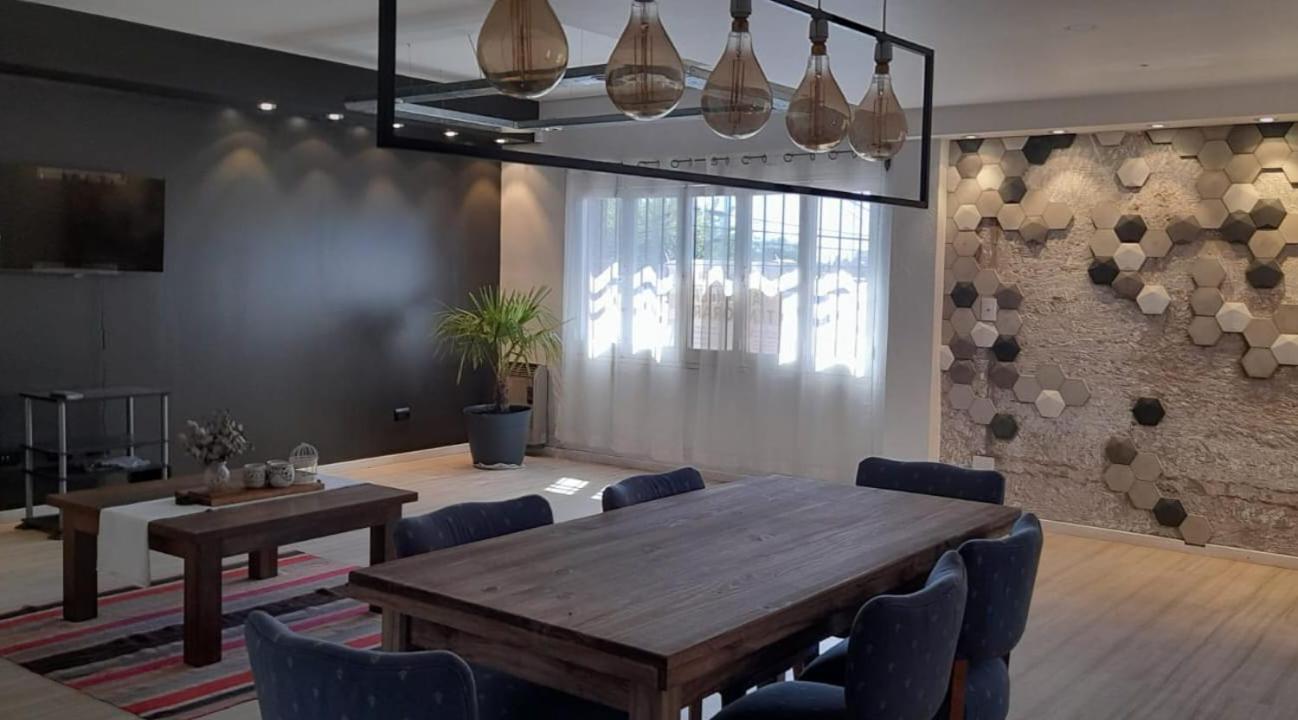 Departamento céntrico en San Martín, amplio, con aire acondicionado y cochera privada - Image 1
