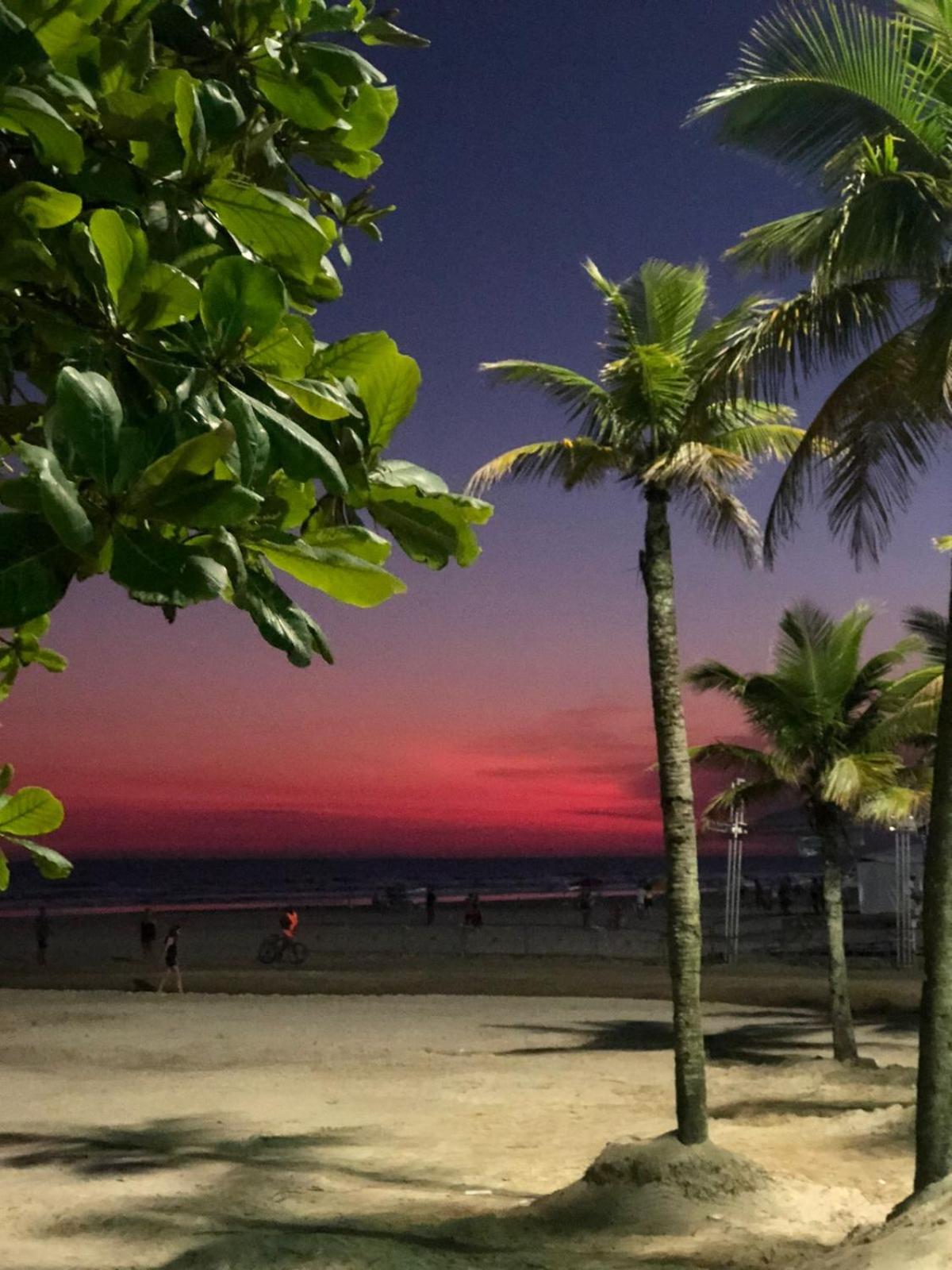 Lindo Apto Pé na areia Frente para Mar