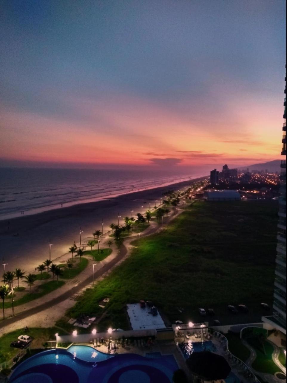 Lindo Apto Pé na areia Frente para Mar