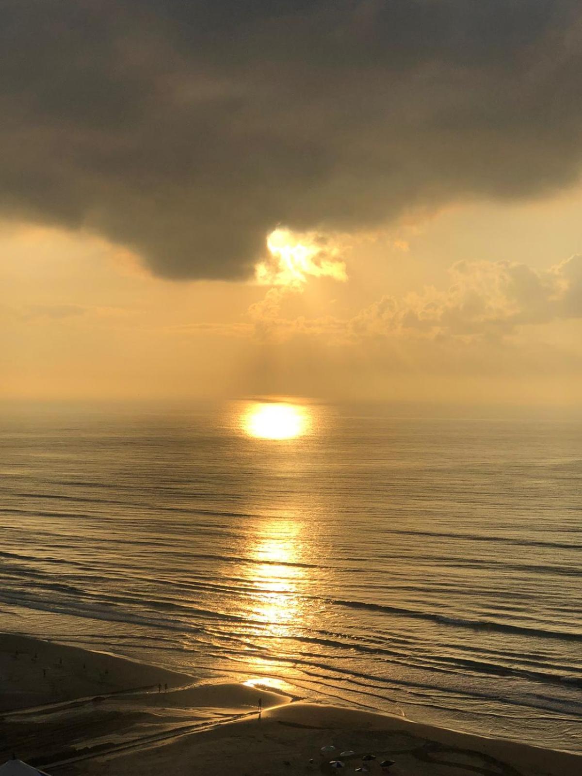 Lindo Apto Pé na areia Frente para Mar