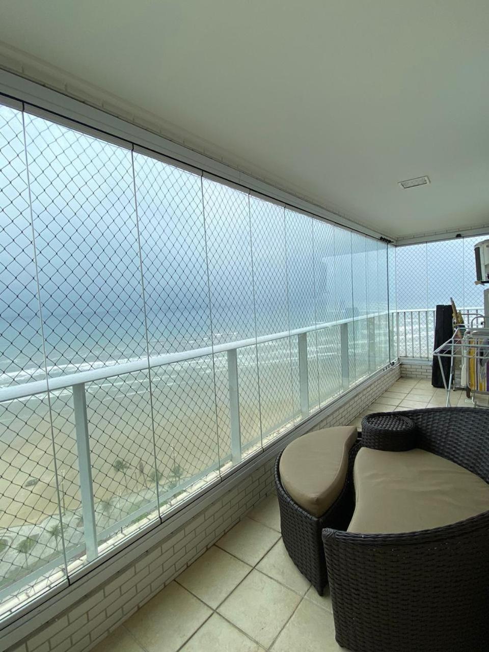 Lindo Apto Pé na areia Frente para Mar