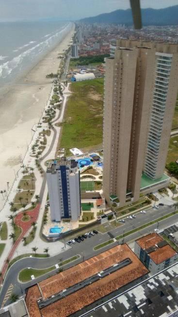 Lindo Apto Pé na areia Frente para Mar