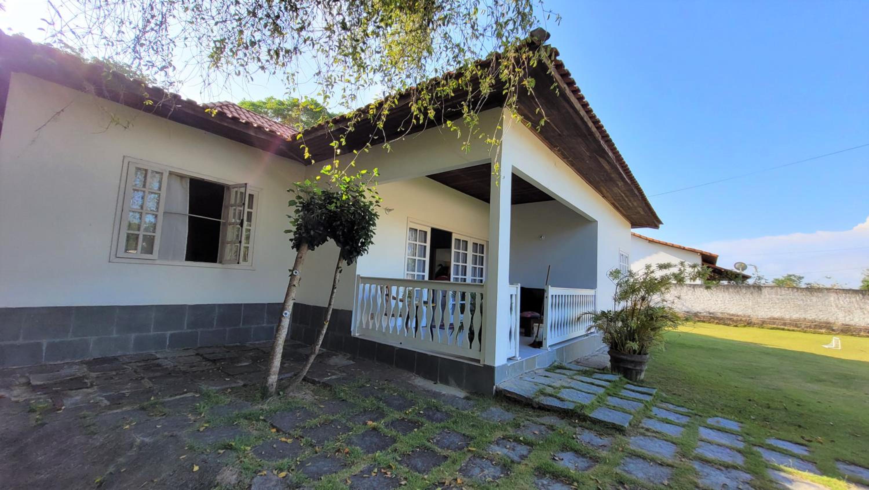 Excelente casa com 3 quartos com suíte e quintal enorme gramado a 600m da praia em Saquarema para até 8 pessoas