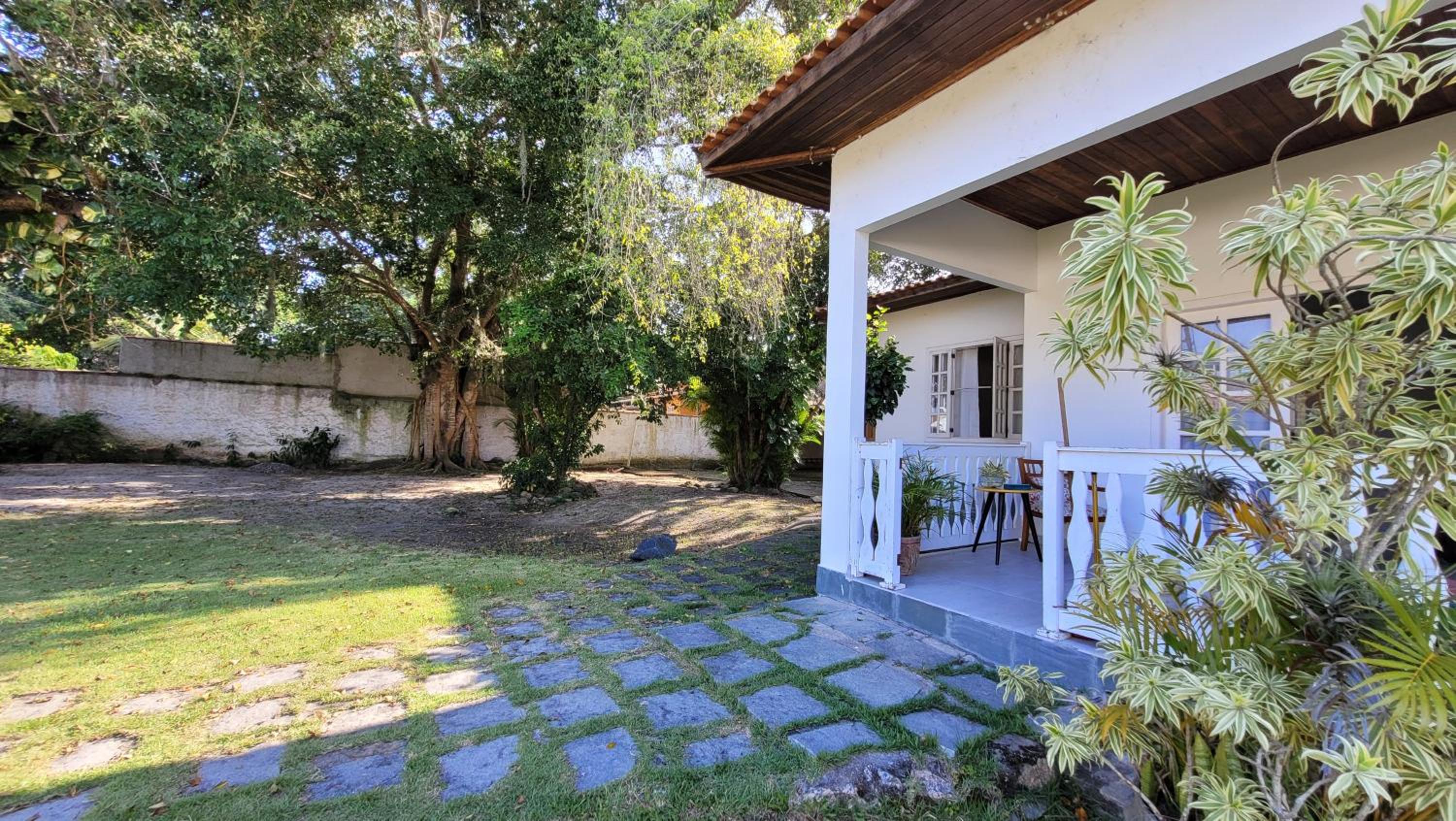 Excelente casa com 3 quartos com suíte e quintal enorme gramado a 600m da praia em Saquarema para até 8 pessoas