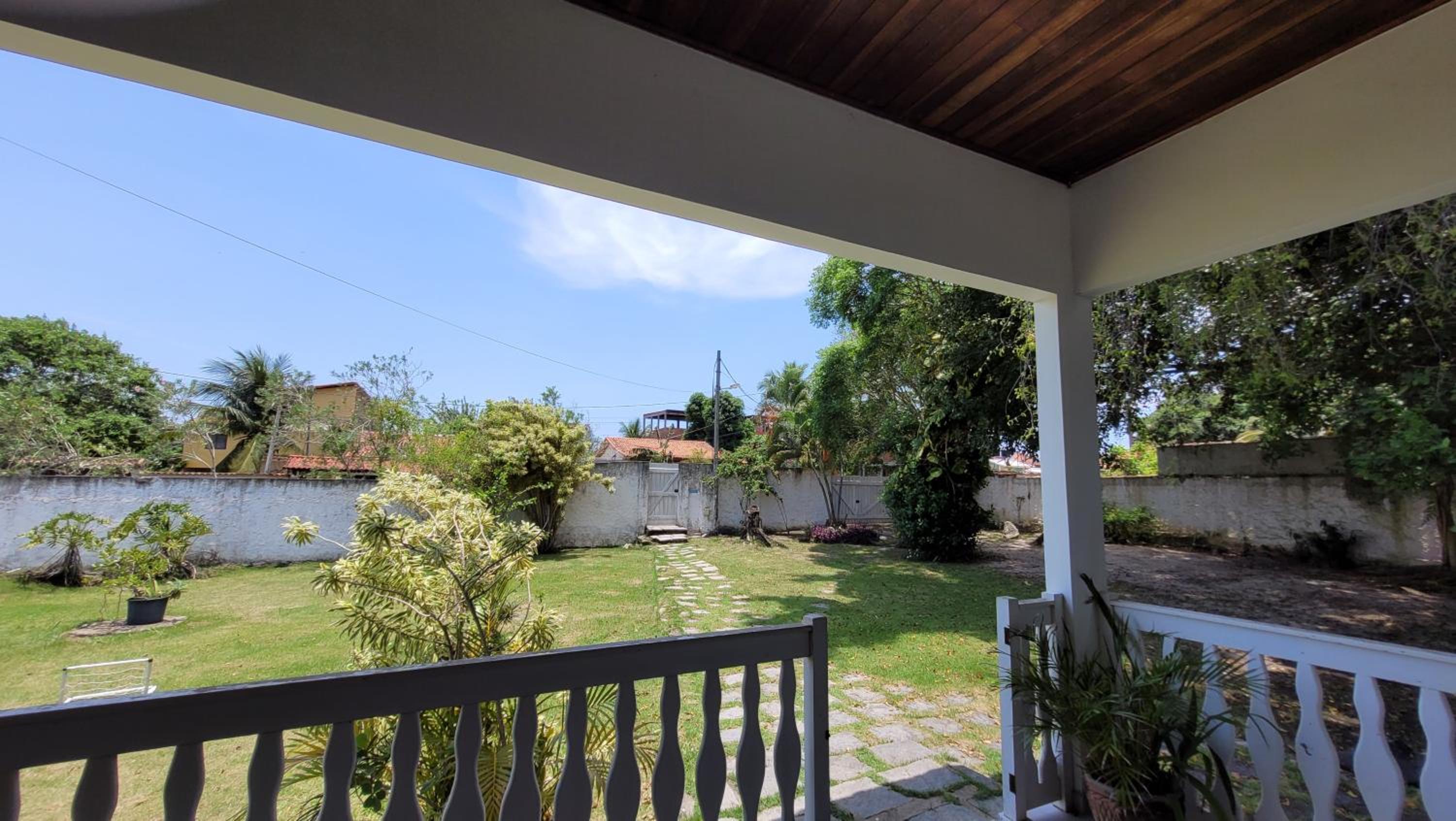 Excelente casa com 3 quartos com suíte e quintal enorme gramado a 600m da praia em Saquarema para até 8 pessoas