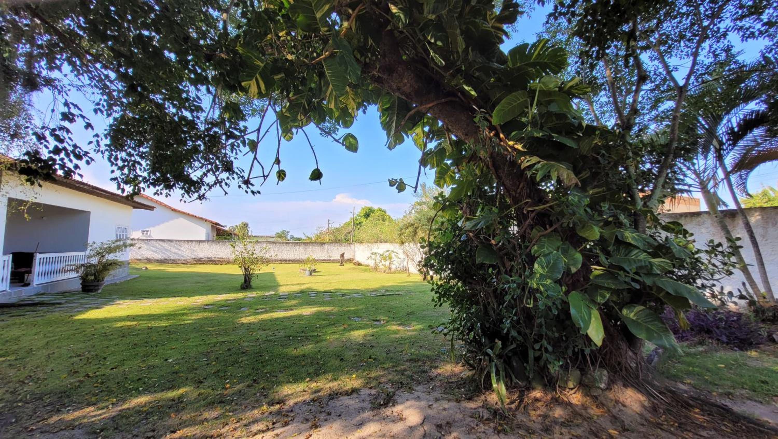 Excelente casa com 3 quartos com suíte e quintal enorme gramado a 600m da praia em Saquarema para até 8 pessoas