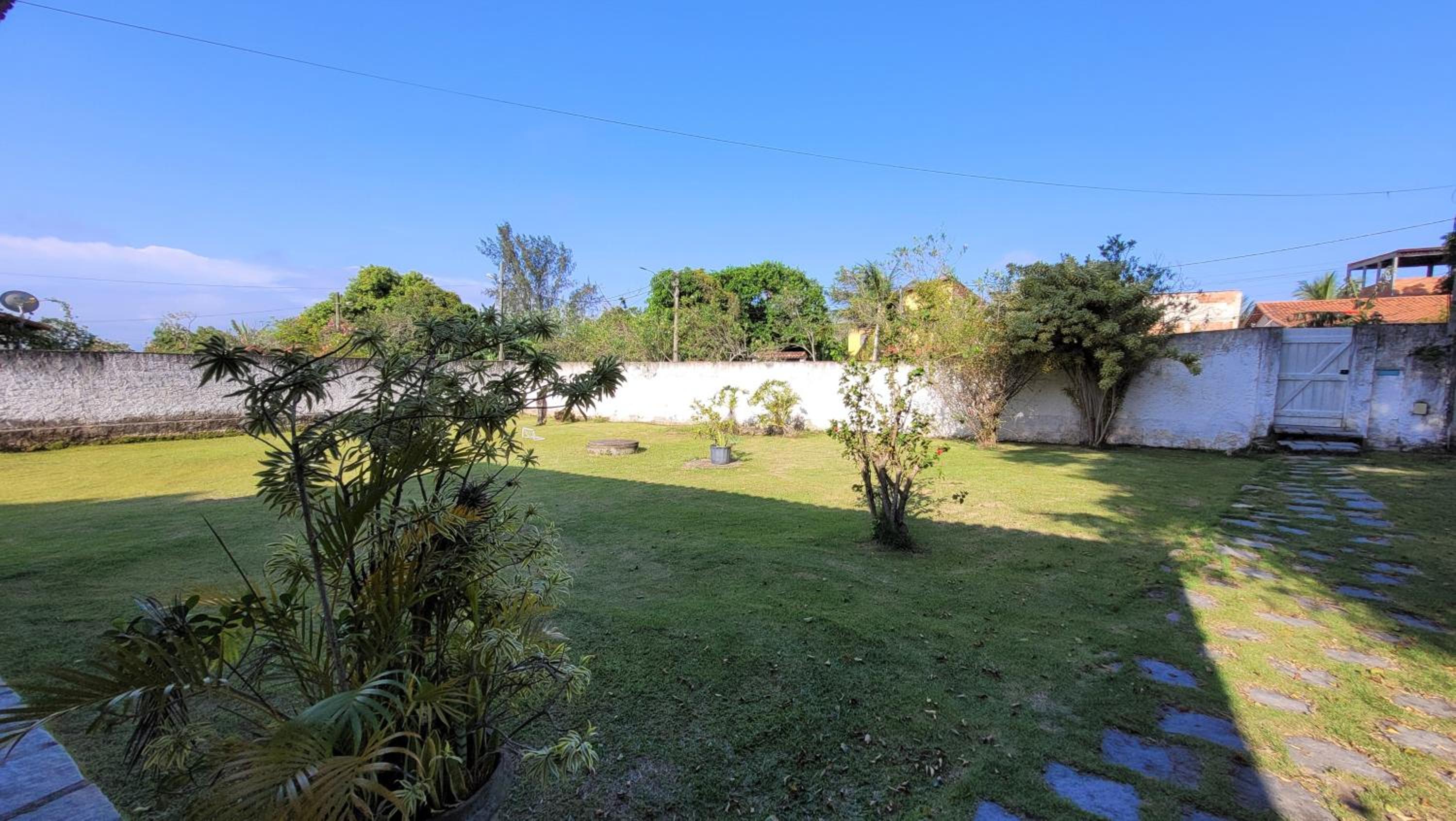 Excelente casa com 3 quartos com suíte e quintal enorme gramado a 600m da praia em Saquarema para até 8 pessoas