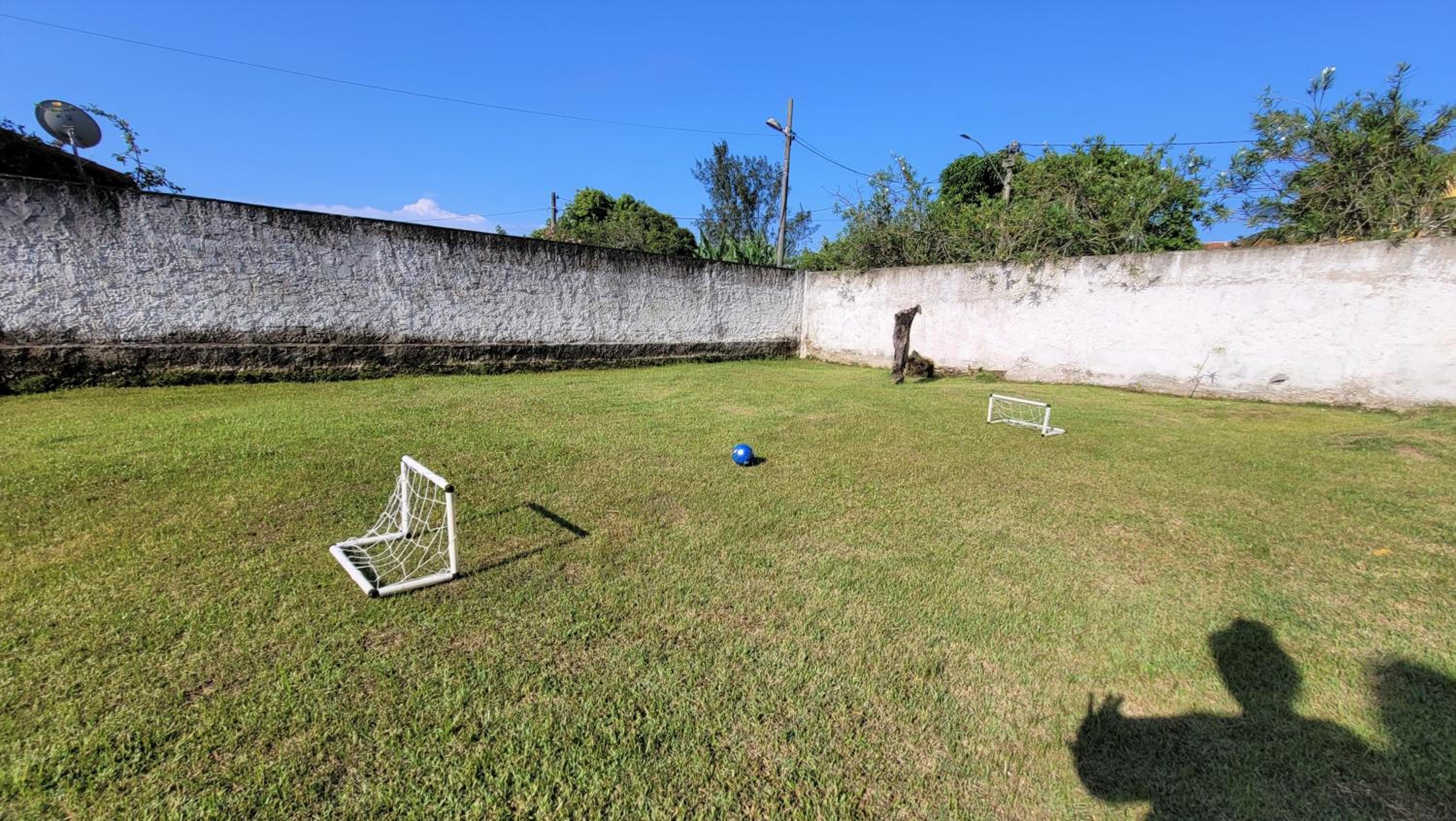 Excelente casa com 3 quartos com suíte e quintal enorme gramado a 600m da praia em Saquarema para até 8 pessoas