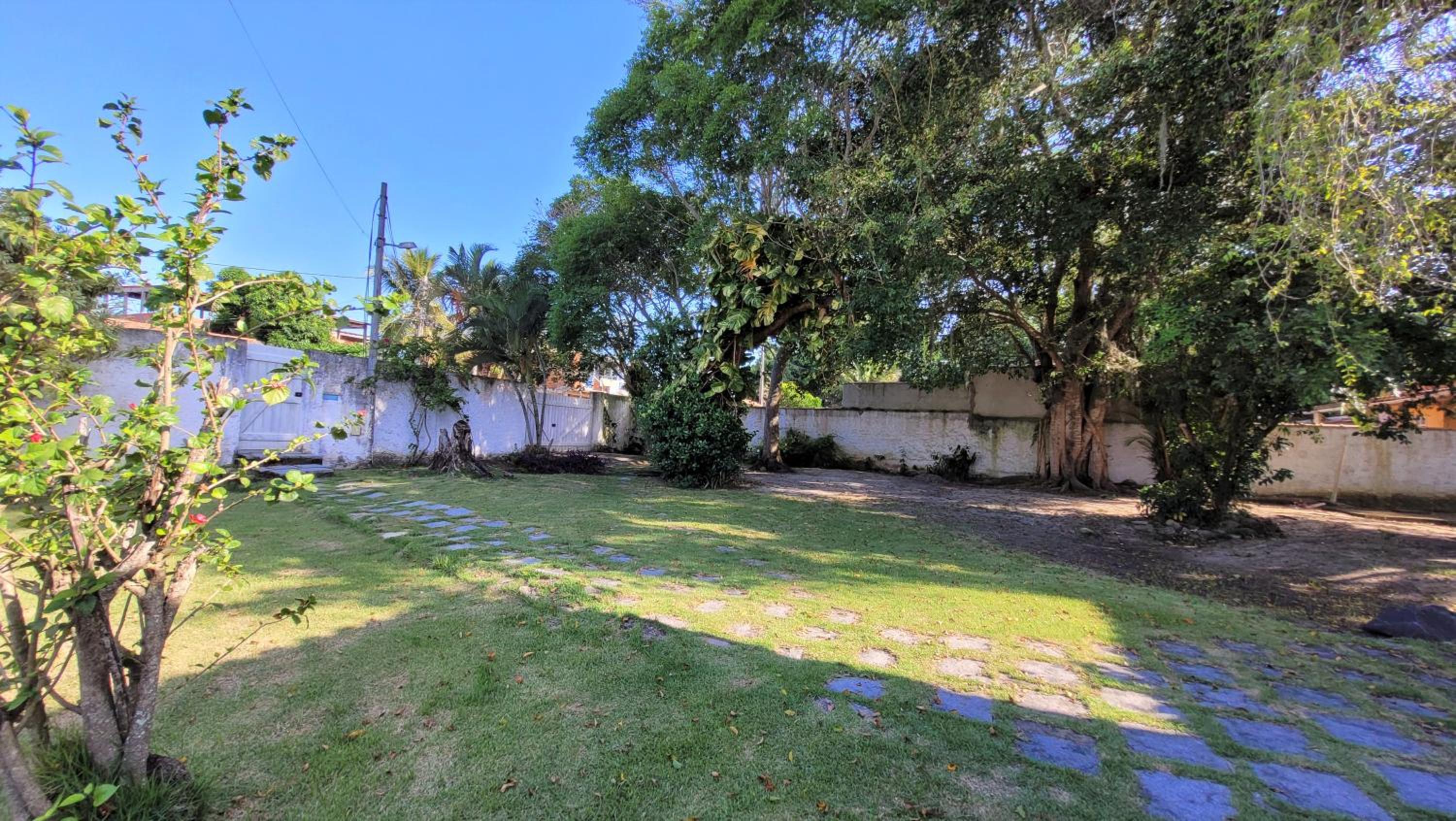Excelente casa com 3 quartos com suíte e quintal enorme gramado a 600m da praia em Saquarema para até 8 pessoas