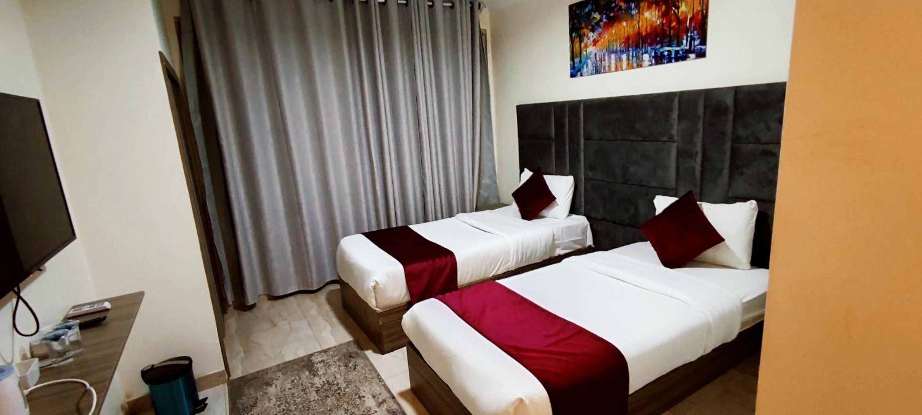 Golden Hotel - Image 4