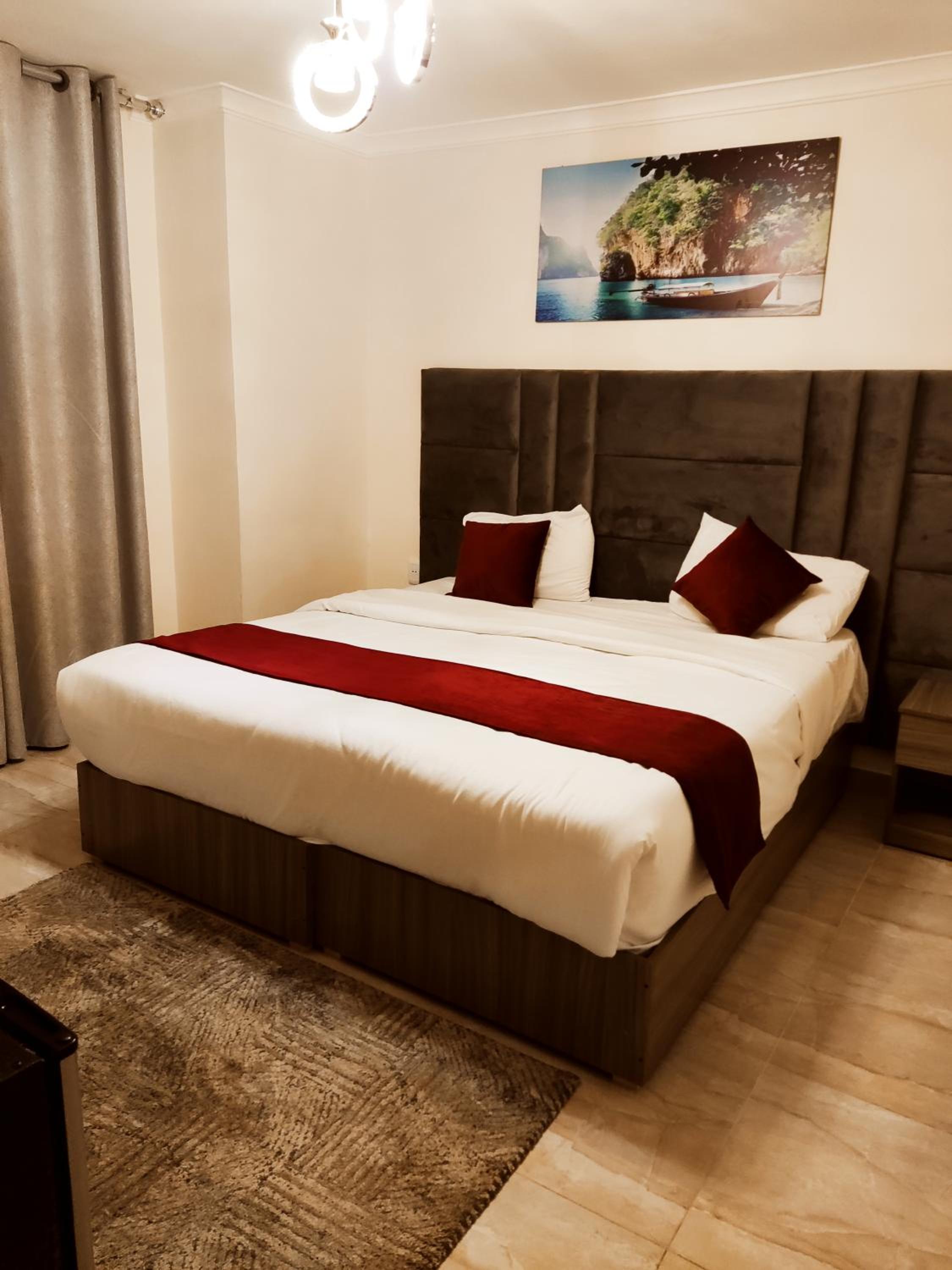 Golden Hotel - Image 3