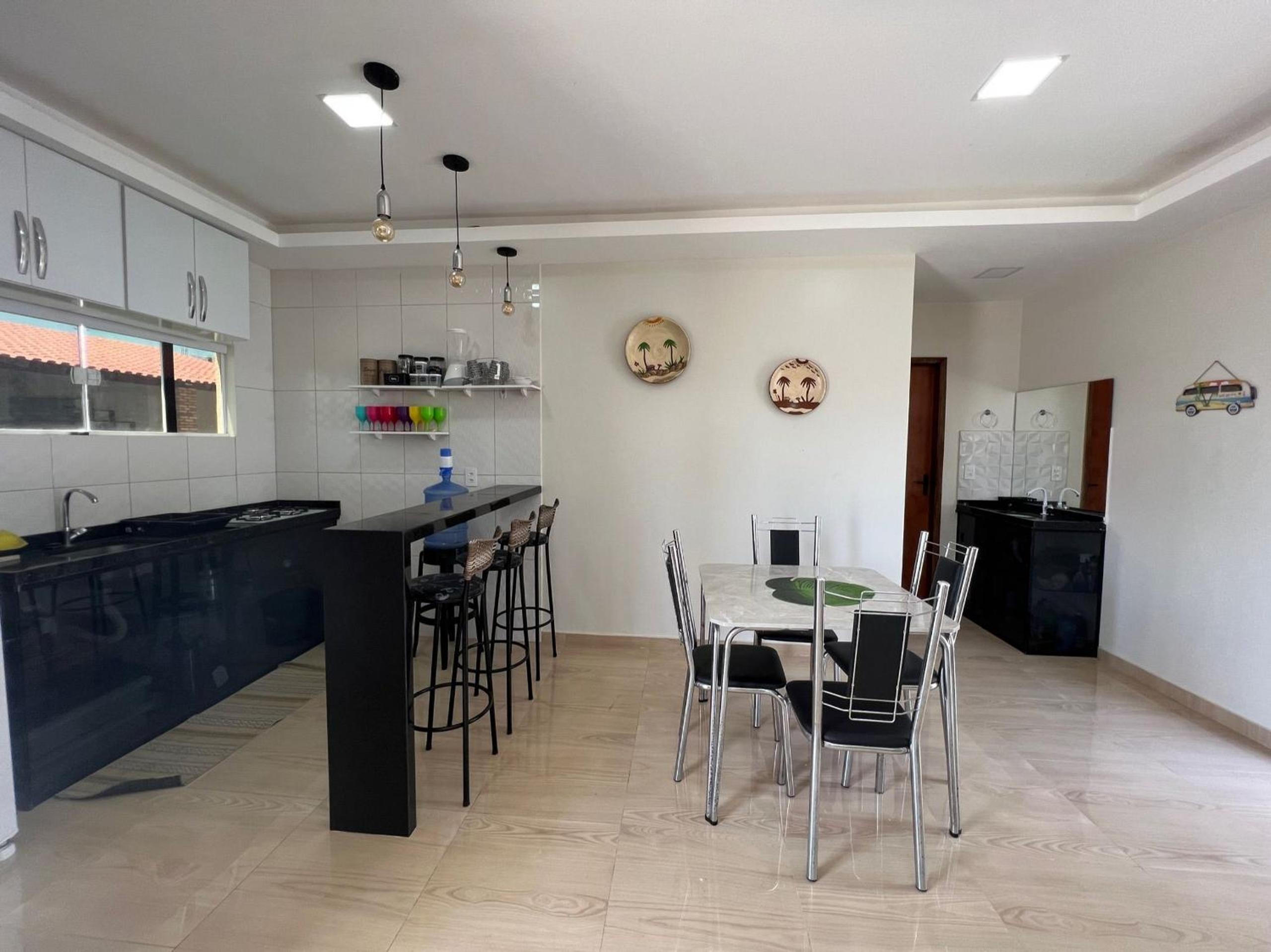 Apartamento na Praia de Atalaia ampla com área de lazer ideal para famílias grandes