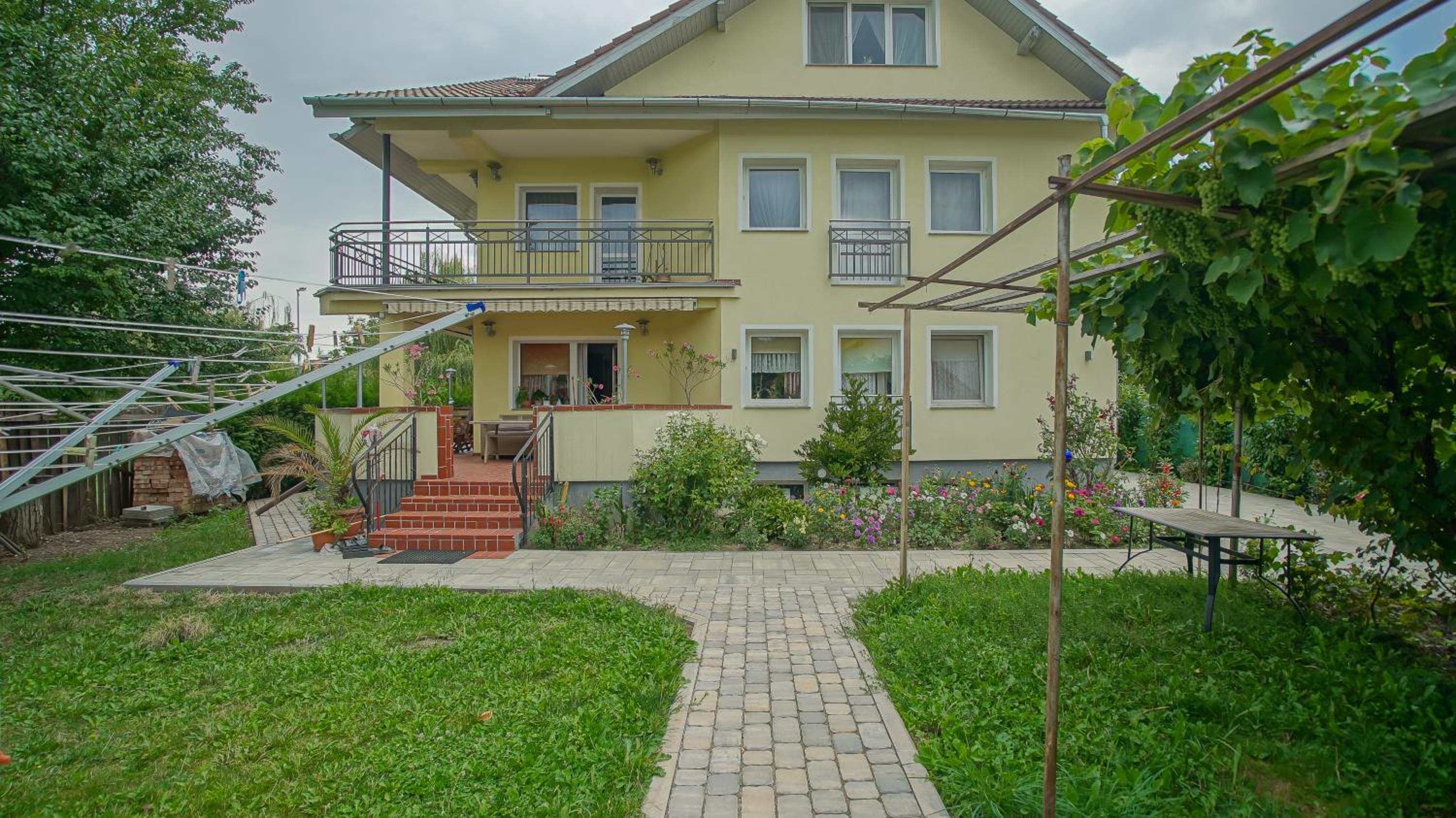 Vilux with indoor private parking view 4