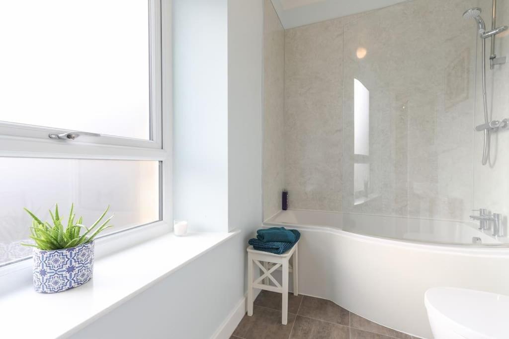 Folly View - Private, peaceful apartment with stunning views. view 5