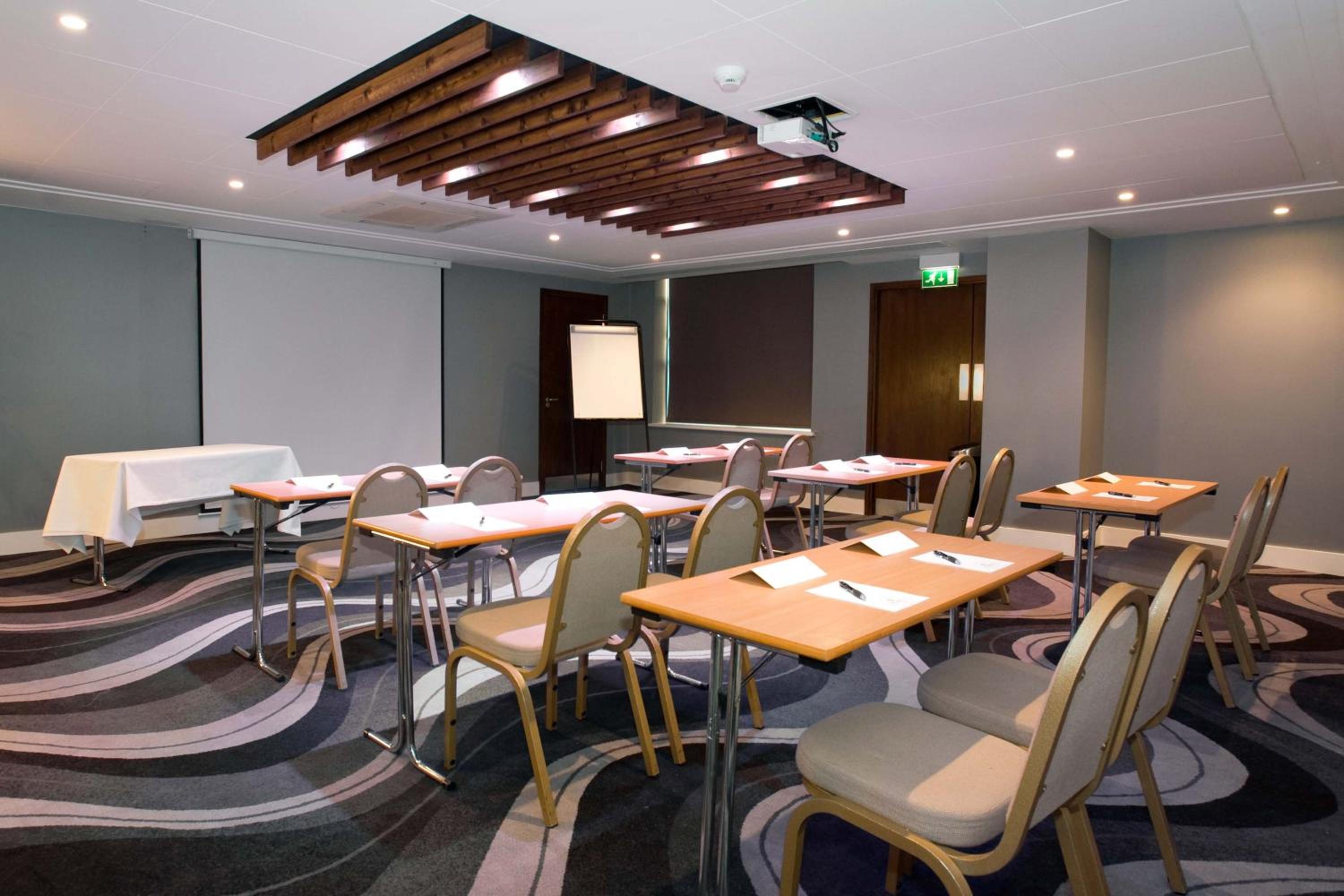 Crawley Vacations - Sandman Signature London Gatwick Hotel - Property Image 12