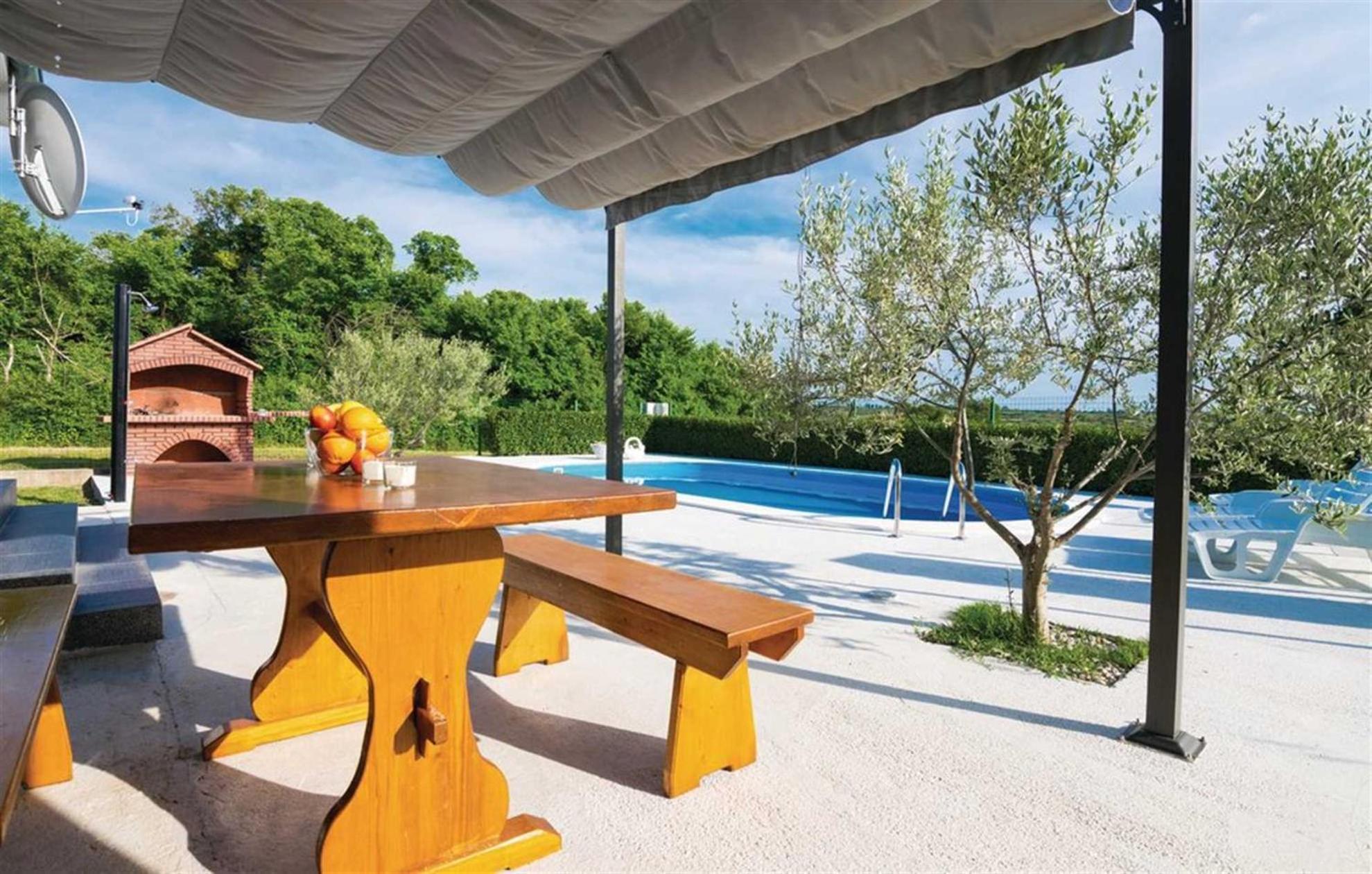 Holiday Home Flora with pool view 2