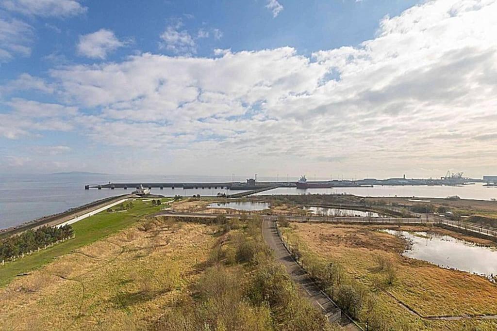 Modern 2 bed apartment with stunning seaside view view 4