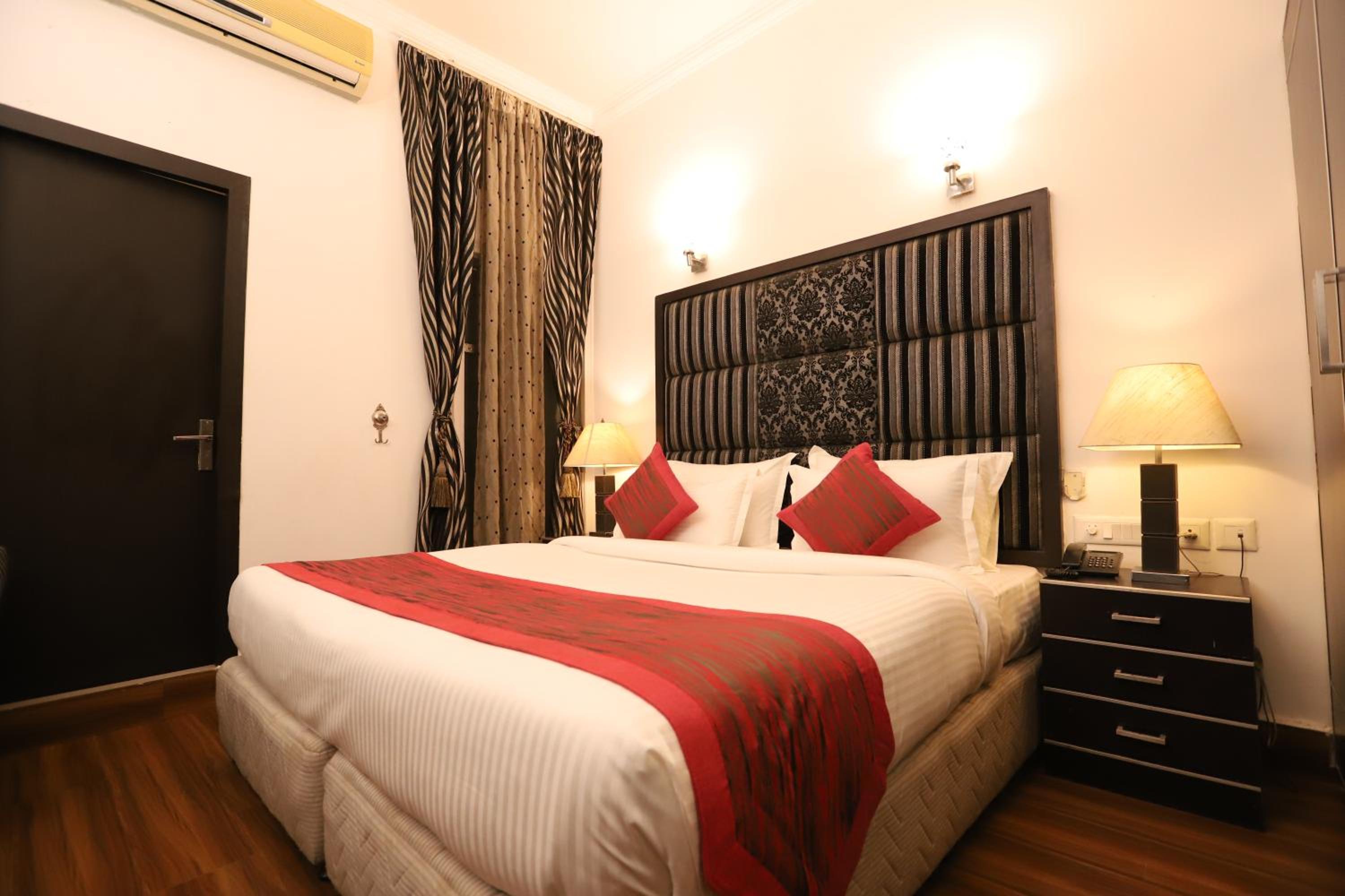 Hotel Capitol Hills - Greater Kailash Delhi view 2