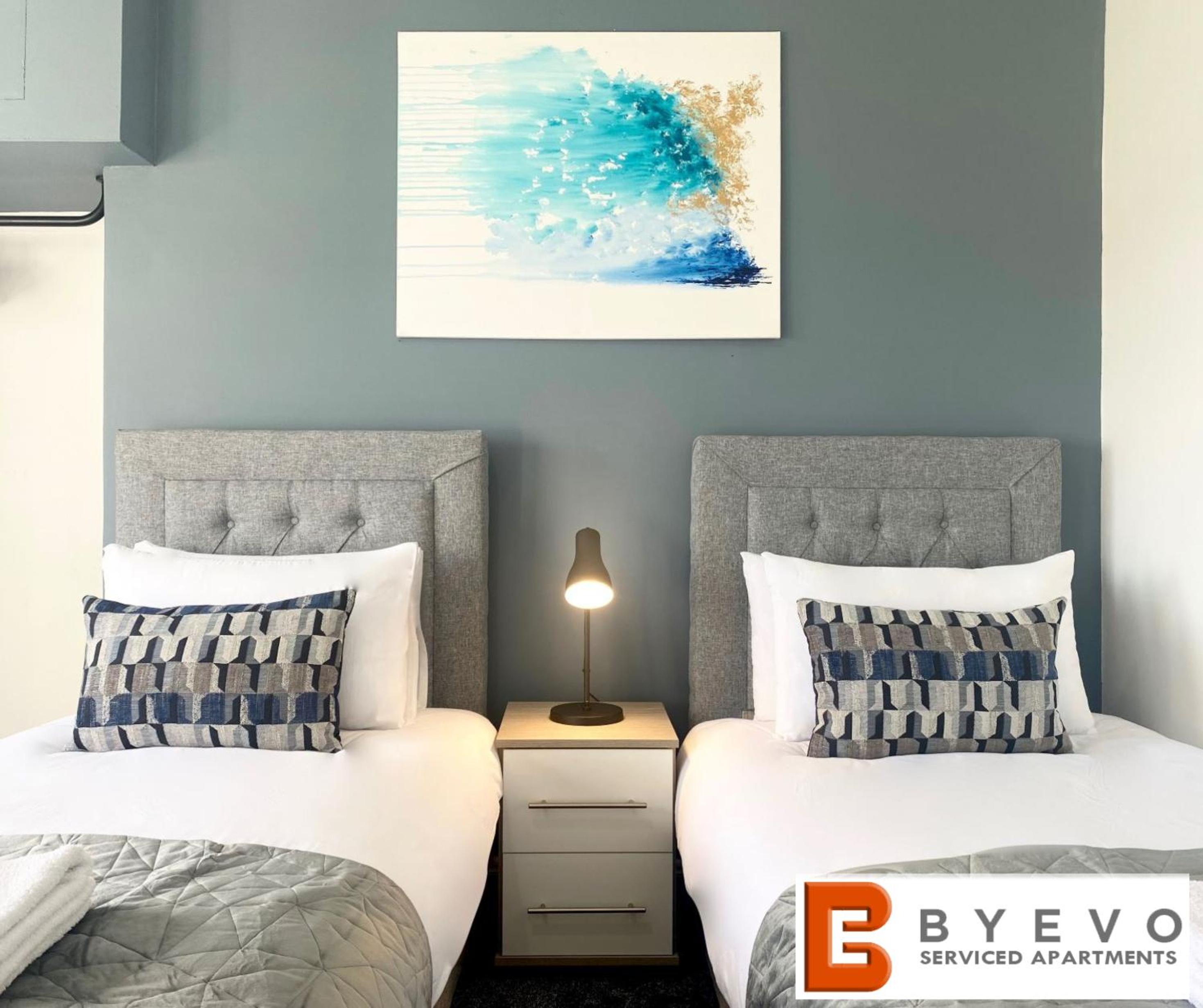 ByEvo 19 Walker - Close to GLA - Perfect Getaway or Working away from Home view 5