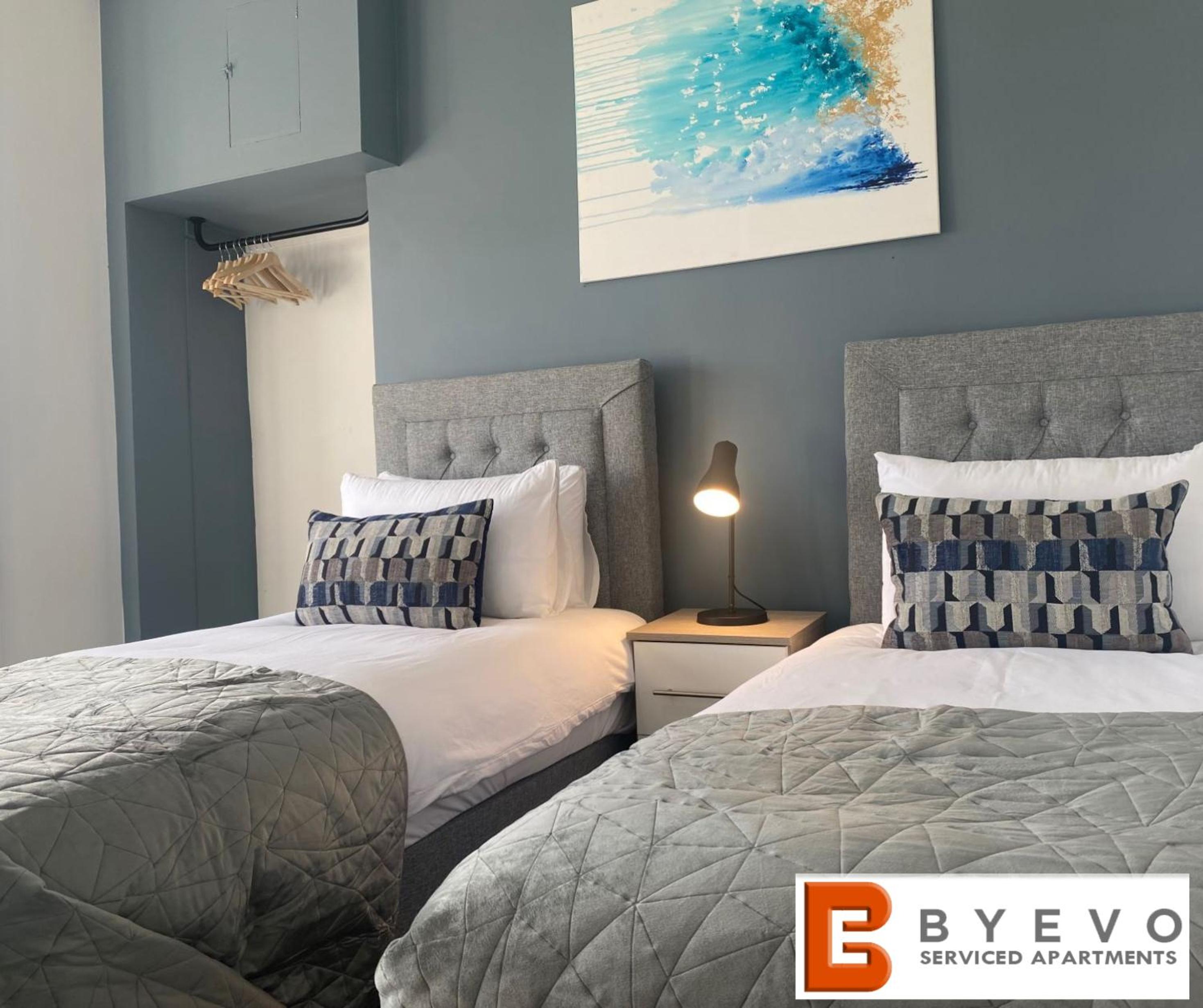 ByEvo 19 Walker - Close to GLA - Perfect Getaway or Working away from Home view 3