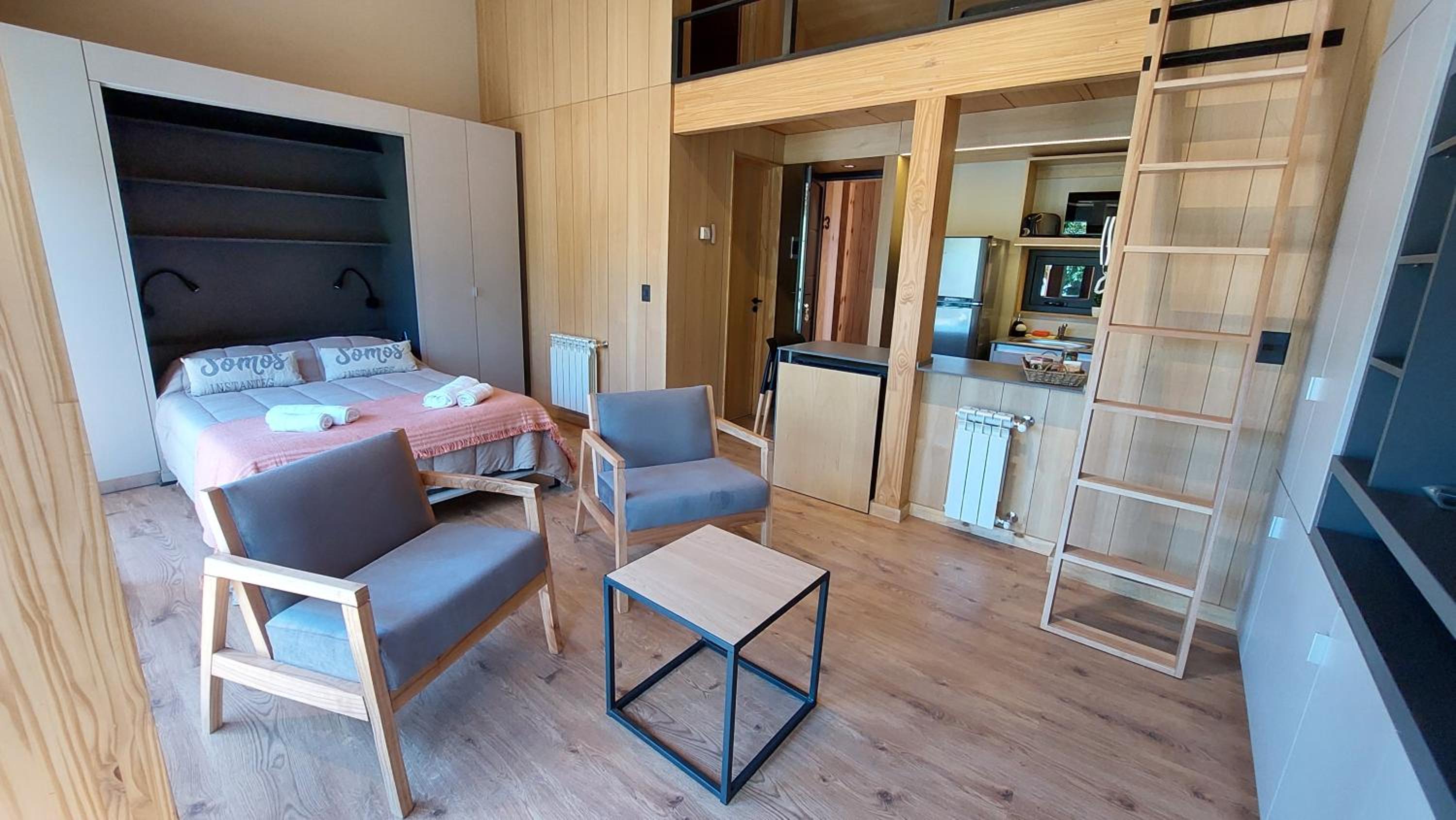 Hermoso monoambiente con entrepiso, para 3 personas, excelente ubicación y vista. 23V5