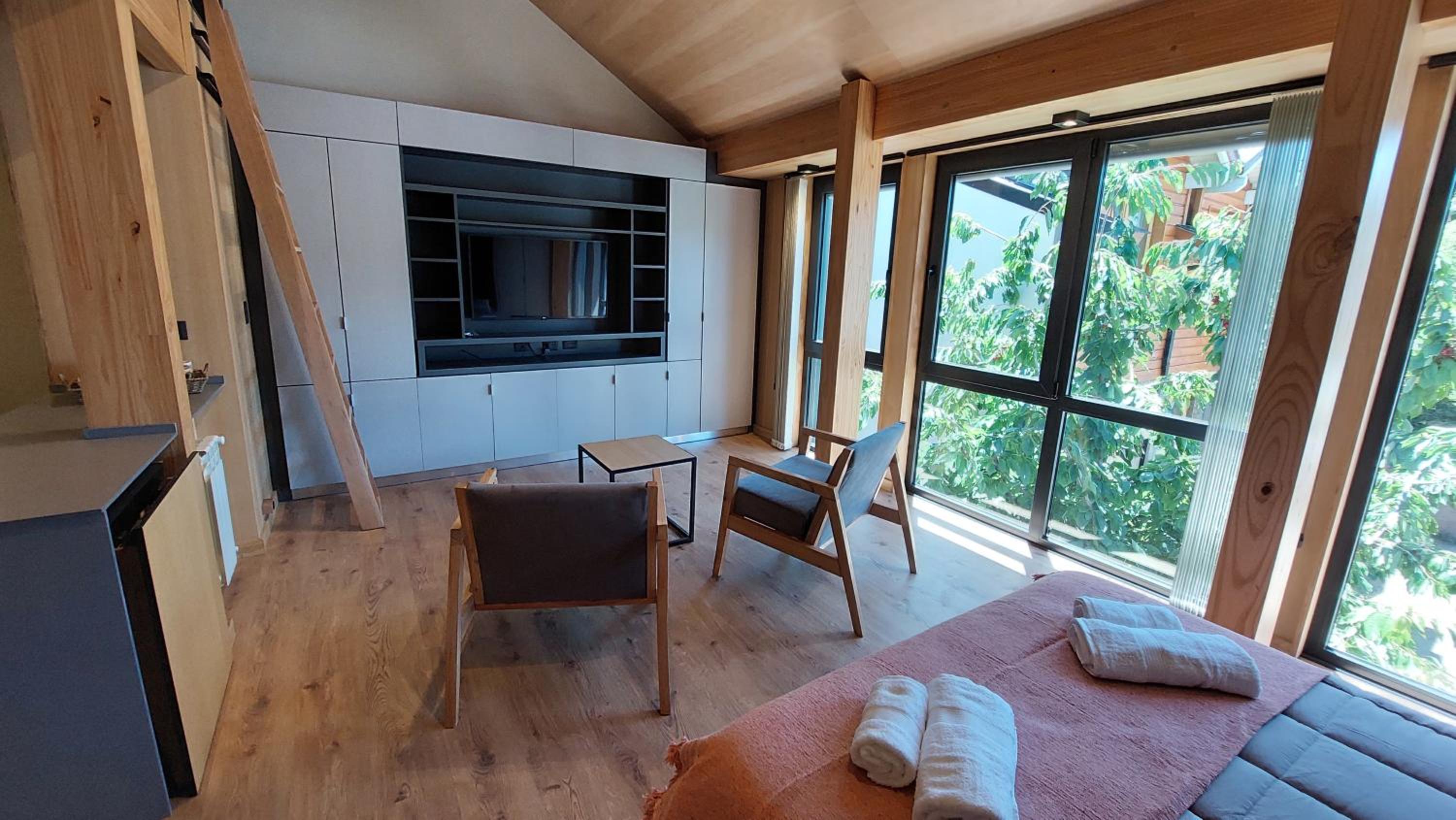 Hermoso monoambiente con entrepiso, para 3 personas, excelente ubicación y vista. 23V5