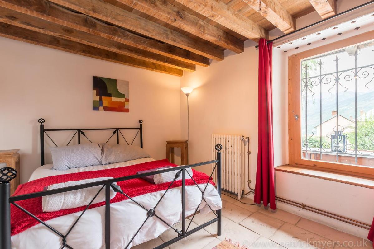 Luxury Chalet with outdoor Hot Tub, Sauna, Gardens & Mountain Views! view 5