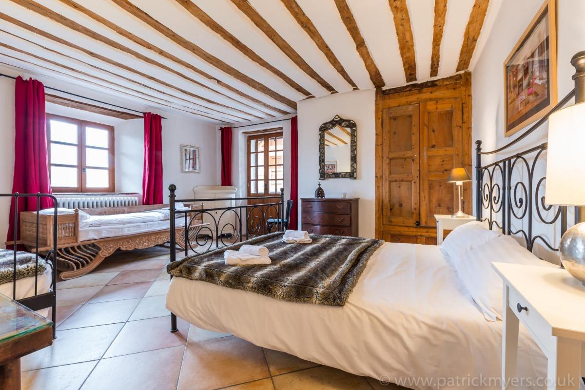 Luxury Chalet with outdoor Hot Tub, Sauna, Gardens & Mountain Views! view 3