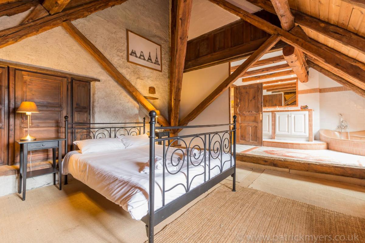 Luxury Chalet with outdoor Hot Tub, Sauna, Gardens & Mountain Views! view 4