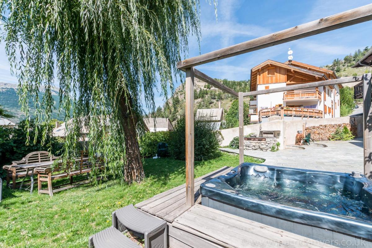 Hotel Luxury Chalet with outdoor Hot Tub, Sauna, Gardens & Mountain Views! - Image 1