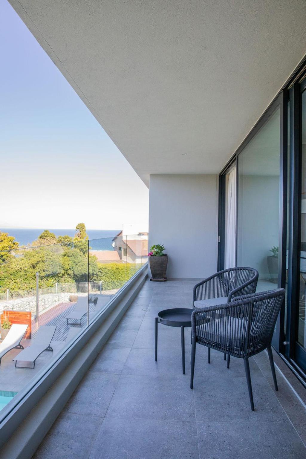 Hilltop Bayview Luxury Apartments view 3