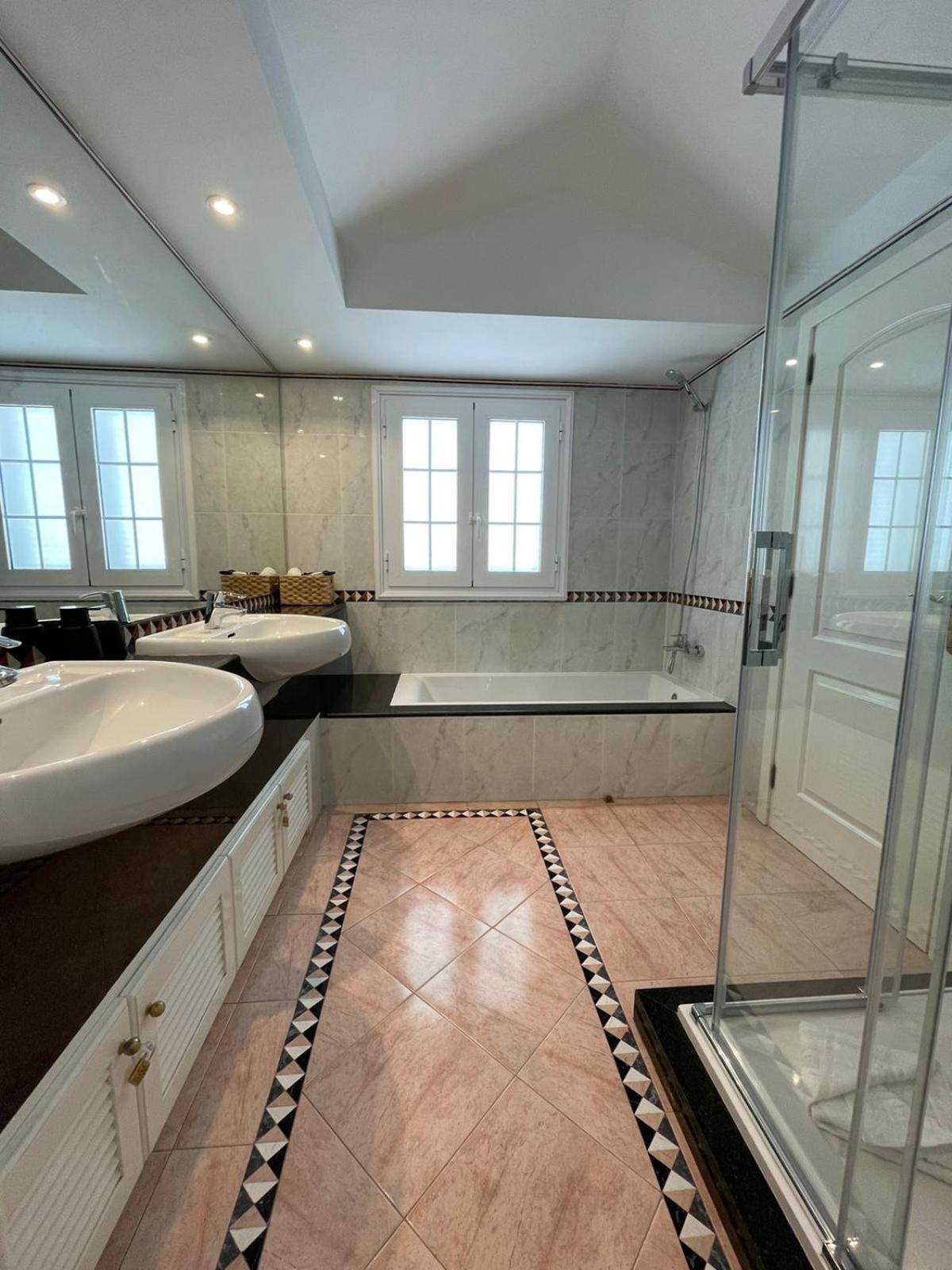 Villa Marbella-private heated pool and breathtaking view