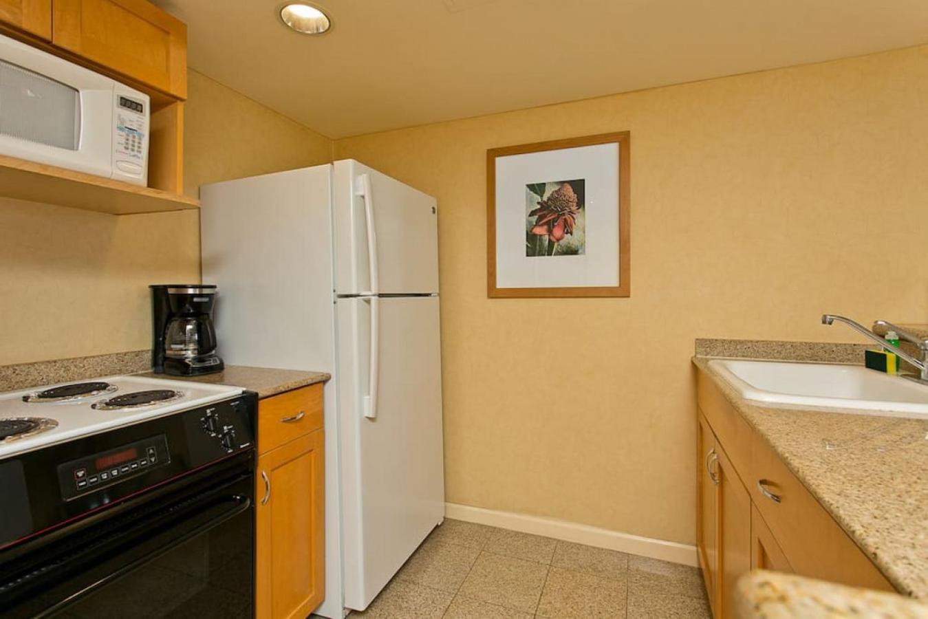 Ilikai Apt 308 - Spacious Studio with Stunning Ocean & Harbor Views view 4