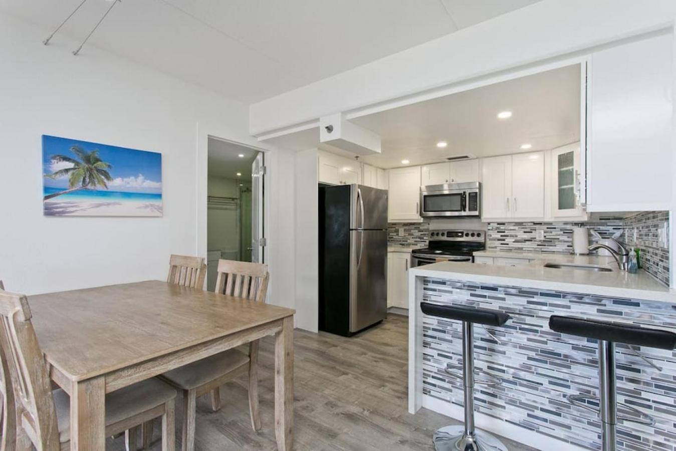 IA1822 Ilikai Apt 1822 Ocean Fireworks view Remodeled 2BR 2BA view 4