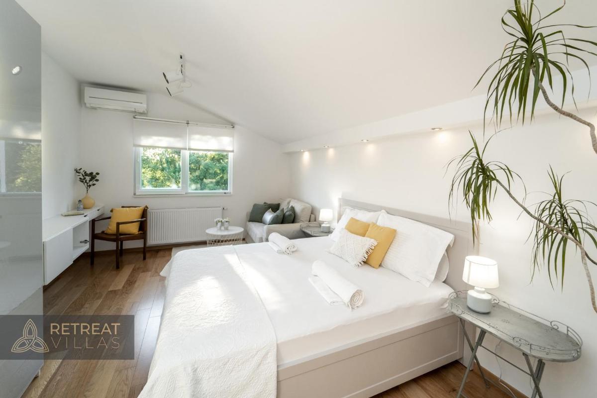 Villa Eleona with private pool and garden view 4