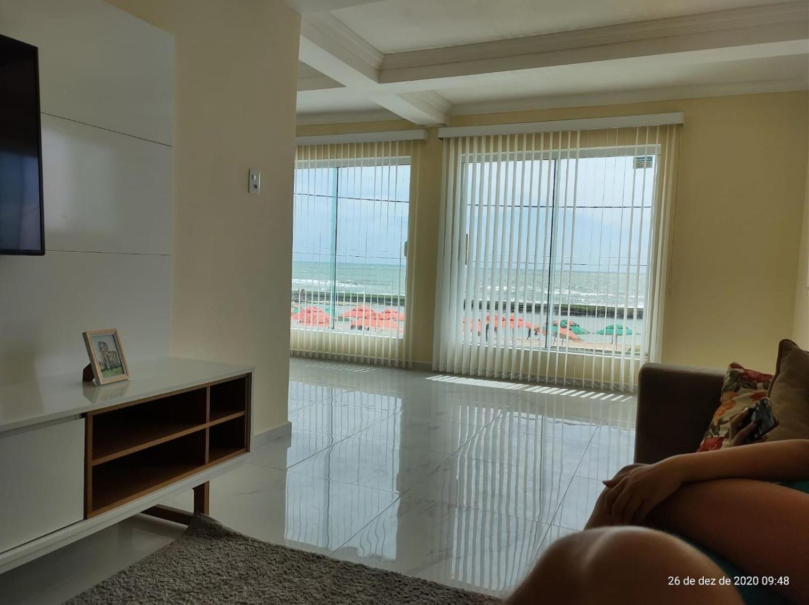 CASA COM PISCINA À BEIRA MAR.