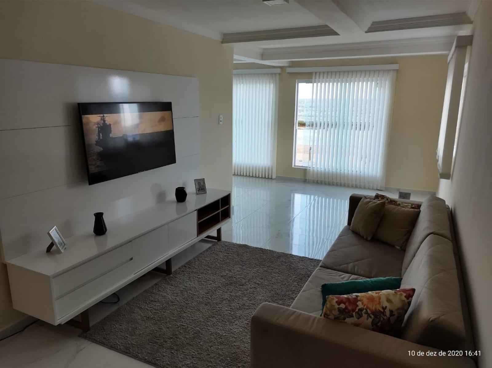 CASA COM PISCINA À BEIRA MAR.
