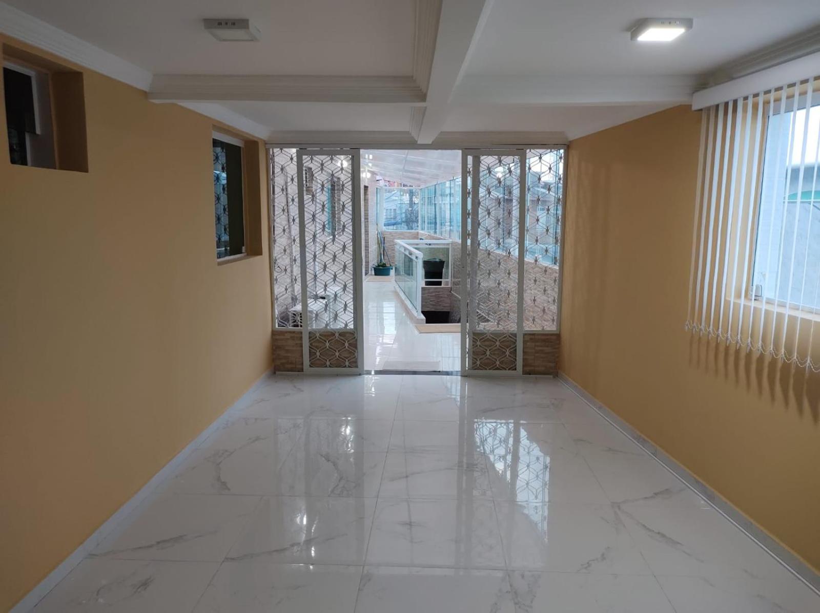 CASA COM PISCINA À BEIRA MAR.