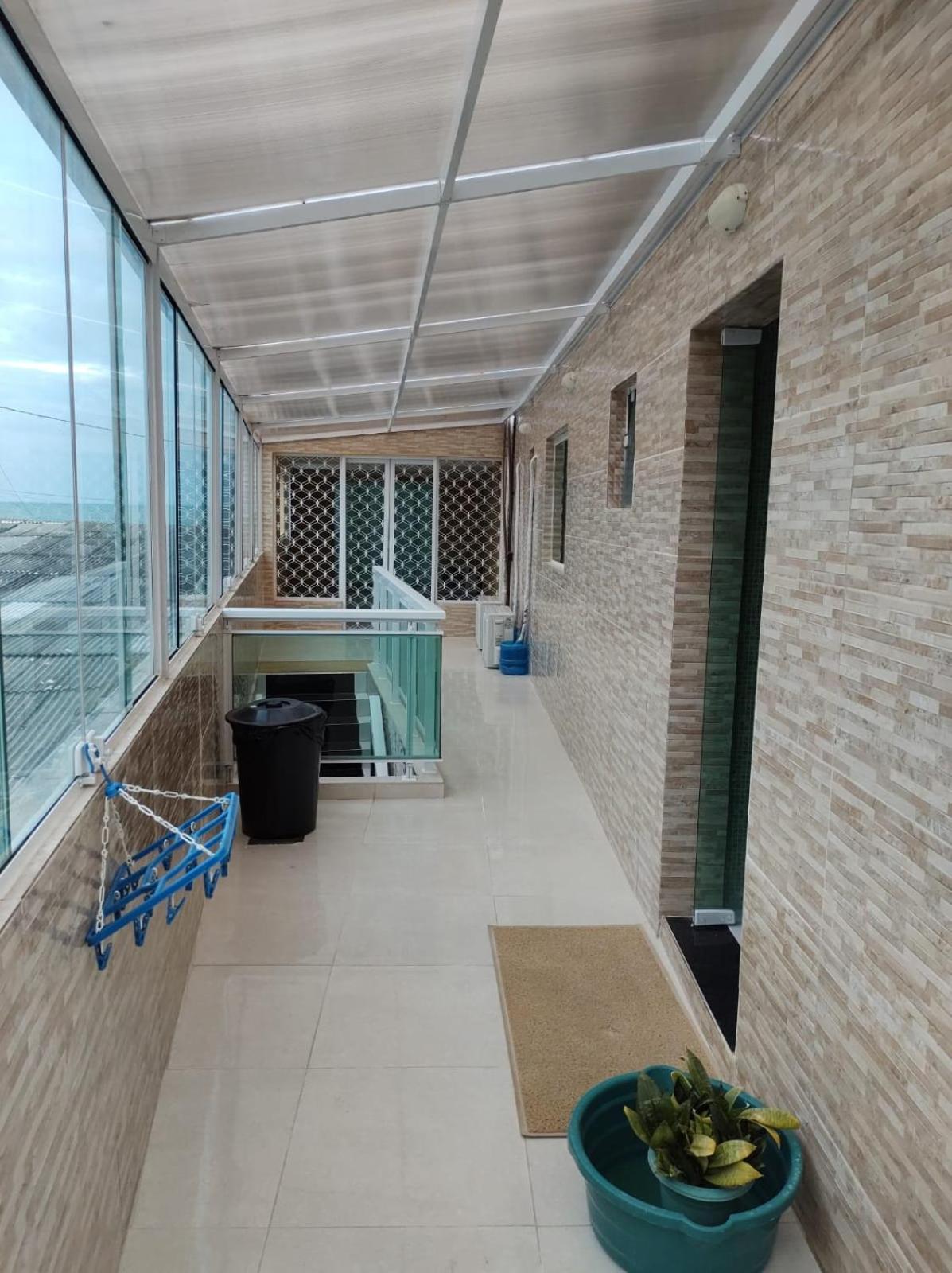 CASA COM PISCINA À BEIRA MAR.
