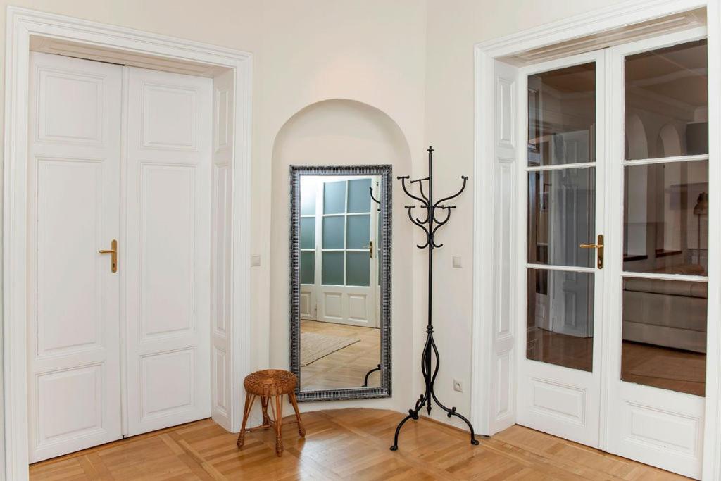 velký apartmán (145m2), v historickom centre Bratislavy na pešej zóne view 2
