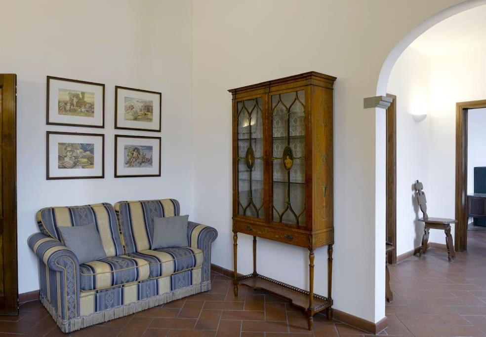 D/T Elegant & Spacious Flat 2' walk train station