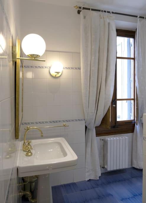 D/T Elegant & Spacious Flat 2' walk train station