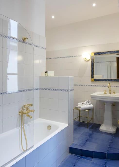 D/T Elegant & Spacious Flat 2' walk train station